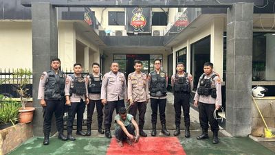 Viral Aksi Pria Bersajam Kejar Polisi di Jakbar, Begini Kronologinya