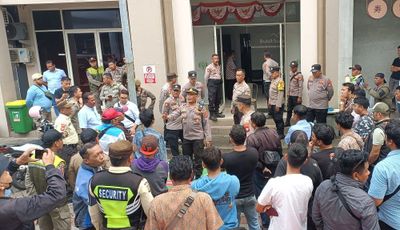 Merasa Ditipu, Massa Geruduk Kantor Bukit Swiss Jonggol di Bekasi