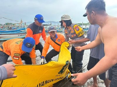 Pasutri Jember Hanyut di Sungai, Istri Ditemukan Tewas di Pantai Payangan