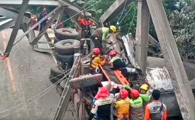 Jembatan Busui Ambruk, Lalu Lintas Kaltim-Kalsel Lumpuh
