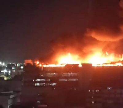 Kebakaran Hebat Landa Glodok Plaza Semalam, Sejumlah Orang Sempat Terjebak