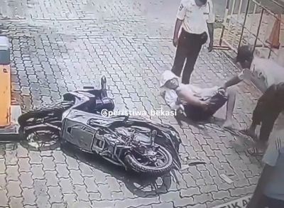 Viral! Seorang Security Berhasil Gagalkan Aksi Pencurian Motor yang Terekam CCTV