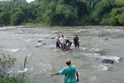 Jenazah Lansia Ditemukan Tengkurap di Tengah Sungai Bedadung, Diduga Hanyut