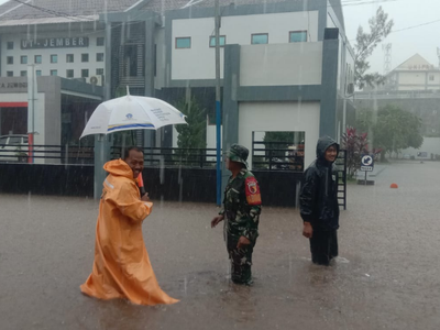Mobil Avanza Mengapung Imbas Nekad Terobos Banjir di Depan Kampus UT Jember