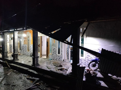 Angin Puting Beliung Bikin Tenda Hajatan Ambruk di Jember, Warga Tetap Gelar Acara Pernikahan