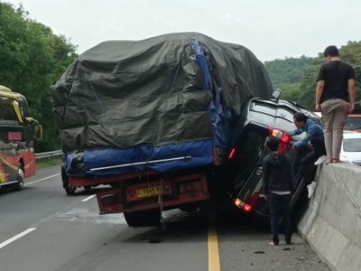 Avanza Dijepit Truk di Tol Cipularang karena Pecah Ban: Beruntung, Tak Ada Korban Jiwa