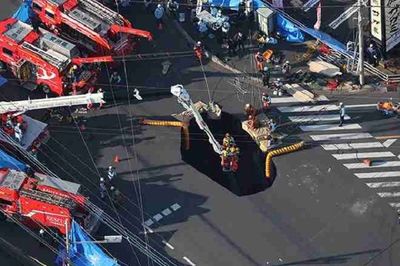 Muncul Lubang Besar di Jalanan Saitama Jepang: Supir Truk Usia 74 Tahun Terperosok, 200 Keluarga Dievakuasi