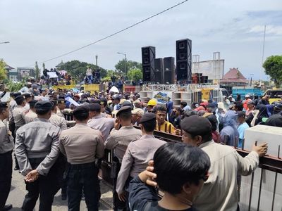 Ribuan Warga Jember Demontrasi, Tuntut Akses Jalan untuk Truk Dibuka
