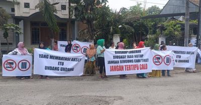 Emak-emak di Jember Ikut Demo: Minta Kepastian Waktu Perbaikan Jalan