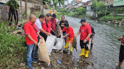 Kerahkan 7 Truk, DPC PDIP Kota Jogja Bersama Hasto Wardoyo & Wawan Harmawan Resik-resik Sampah