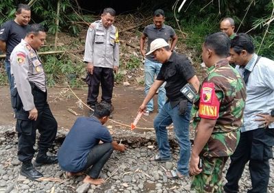 Sedang BAB di Sungai, Warga Jember Temukan Granat Nanas Diduga Peninggalan Masa Perang