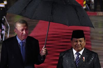 Hangatnya Presiden Prabowo Subianto Sambut Erdogan di Indonesia, Semobil Bareng