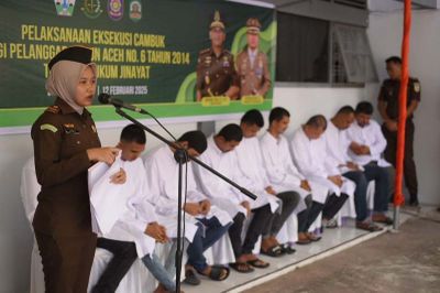 10 Terpidana Pelanggaran Syariat di Bireun Dieksekusi Cambuk oleh Kejari, Kasusnya Terkait Judi hingga Bermesraan