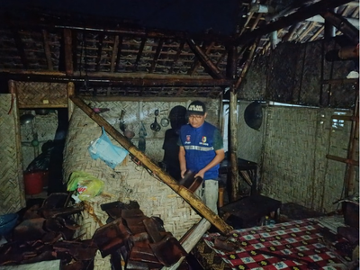 Lansia Tertimpa Atap Rumah Ambruk Akibat Diterpa Angin Kencang, Warga dan Dinsos Beri Bantuan