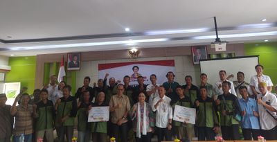 Petani Bantul Kekurangan Traktor, Titiek Soeharto Serahkan Bantuan 13 Traktor