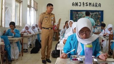 Bupati Gunungkidul Tinjau Program Makan Siang Gratis di SMPN 1 Wonosari