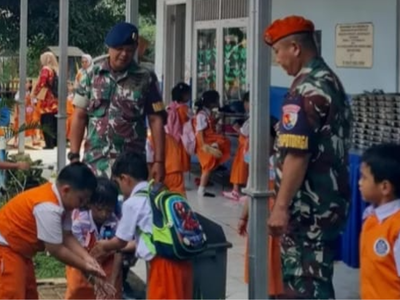 TNI AL Bagikan 3.484 Porsi Makanan Bergizi Gratis ke Siswa Kalijati Subang
