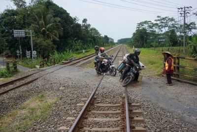 Motor Pengangkut Rumput Ditabrak Kereta di Perlintasan Tanpa Palang Cikarang, Korban Tewas di Tempat