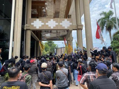 Ratusan Warga dan Mahasiswa Geruduk DPRD Jember, Tuntut Tambak Ditutup karena Rusak Lingkungan