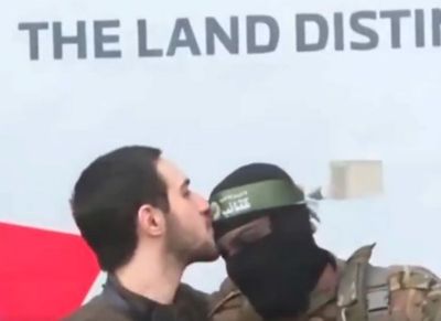 Sandera Israel Cium Kening 2 Pejuang Hamas saat Dibebaskan
