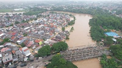 Bekasi Lumpuh! 13 Kecamatan, Ratusan Rumah Terendam Banjir Setinggi 300 Cm