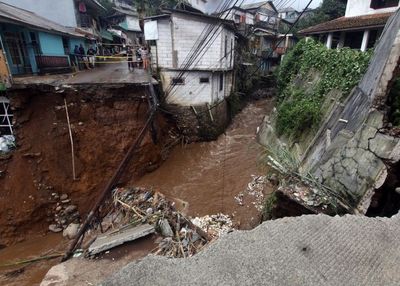 Banjir Bandang Puncak Bogor, Suami Hilang Terseret Arus saat Selamatkan Istri