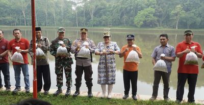 Tingkatkan Angka Konsumsi, Bupati Gunungkidul Endah Subekti Tebar Benih 3 Jenis Ikan di Ponjong