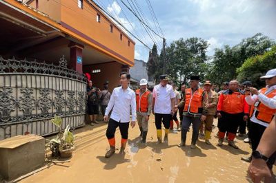 Wapres Gibran Tinjau Posko Evakuasi Banjir Bekasi, Minta Kkebutuhan Makanan dan Obat Diperhatikan