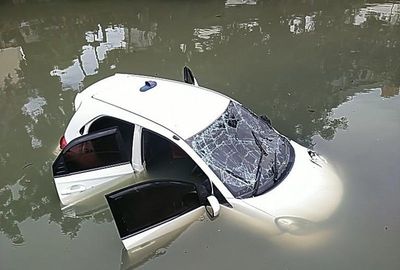 Brio Hilang Kendali hingga Tercebur ke Kali Item Jakbar, Langsung Ringsek