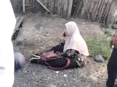 Viral Emak-emak di Jember Duduk Ndlosor di Pinggir Jalan, Disebut Korban Begal Motornya Hilang
