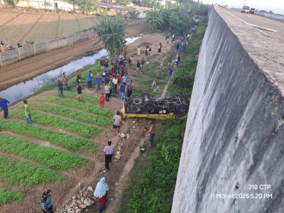 Truk Terjun dari Ketinggian 6 Meter di Tol Cibitung, Penyebabnya Ban Pecah