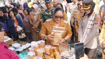 Pesan Bupati Endah Dalam Kunjungannya di Pasar Murah Gunungkidul Jelang Idul Fitri 1445 H