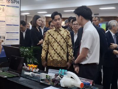Wapres Gibran Tinjau Showcase AI kala Kunjungi UPH, Disambut Penjelasan Semangat Mahasiswa