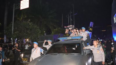 Demo RUU TNI di Gedung DPR RI Ricuh, 4 Polisi Alami Luka Bakar