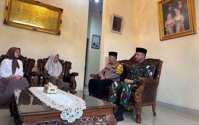 Kapolri-Panglima TNI Kunjungi Keluarga Briptu Ghalib, Polisi Tewas Ditembak di Lampung