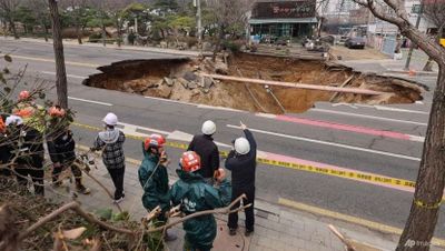 Pengendara Motor Tewas Setelah Terperosok ke Lubang Besar di Seoul