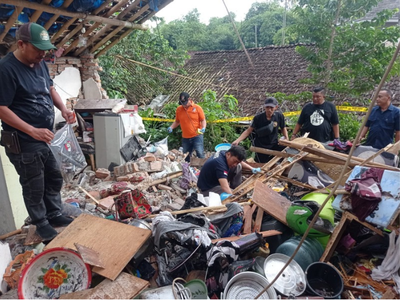 Jelang Lebaran 2025, Ledakan Petasan Hancurkan Rumah dan Lukai Ayah-Anak di Jember