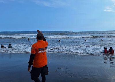 Kisah Relawan di Jember, Berjaga 24 Jam di Pantai Meski Lebaran