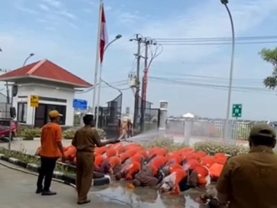 84 Honorer Bekasi Disiram Air Sambil Sujud di Hari Pertama Kerja Usai Diangkat Jadi P3K