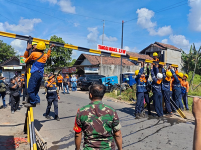 Cegah Kecelakaan, Perlintasan Kereta Api di Jember Dipasangi Portal Baja
