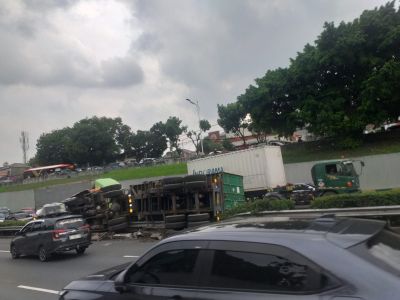 Viral Detik-detik Truk Nyelonong Akibat Rem Blong di Tol JORR, Beruntung Tak Ada Korban Jiwa