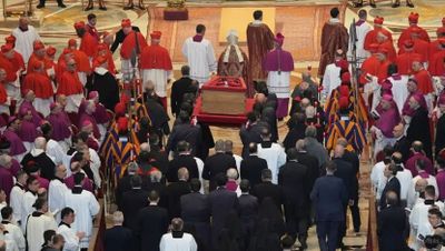 Jenazah Paus Fransiskus Disemayamkan di Basilika Santo Petrus untuk Penghormatan Terakhir