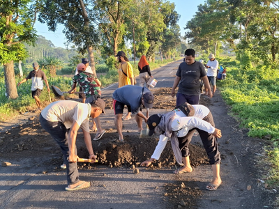 Warga Patungan Buat Perbaiki Jalan, Padahal Pemkab Jember Ada Anggaran Rp94 Miliar