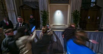 Lebih dari 30 Ribu Orang Padati Gereja di Roma untuk Kunjungi Makam Paus Fransiskus