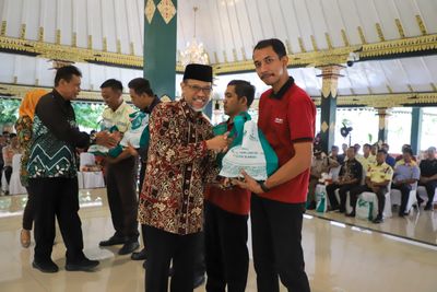 Hari Jadi ke-109, Pemkab Sleman Bagikan Sembako ke Petugas Kebersihan 