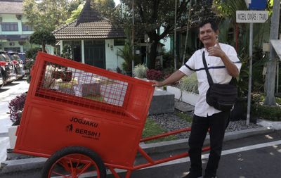 Warga Rusunawa Kota Yogya Terima Bantuan Unit Gerobak Sampah dari Pemkot