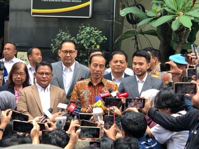 Di Markas Polisi, Jokowi Tunjukan Ijazah SD, SMP, SMA hingga Ijazah UGM