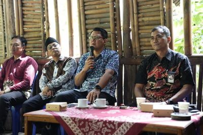 Curhat Petani Kopi Lereng Merapi Kepada Wabup Danang