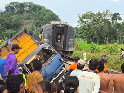 Dump Truk Muatan Pasir Ditabrak Kereta Api Ijen Ekspres di Perlintasan Tanpa Penjaga