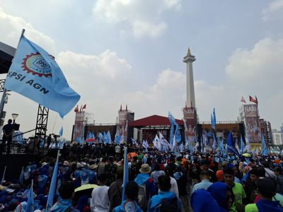Massa Buruh Penuhi Monas, Siap Sambut Presiden Prabowo Subianto